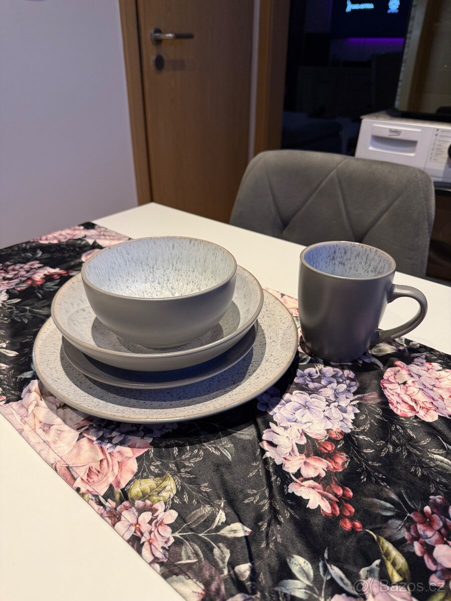 NOVÁ jídelní souprava - 2