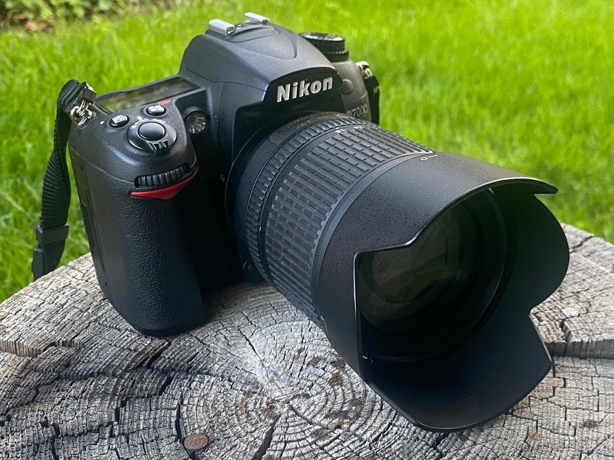 Nikon D7000 s objektivem - 2