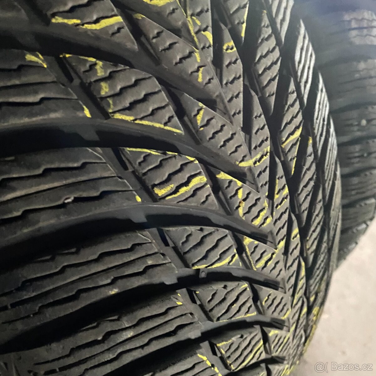 Zimní pneu 235/50 R19 103V Nokian 7,5-8mm - 2