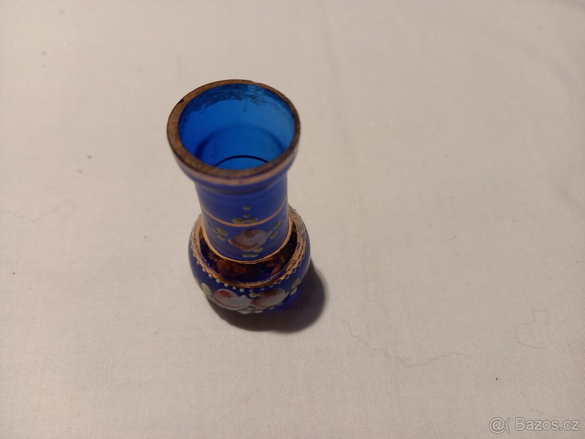 Skleněná vázička - borské sklo. - 2