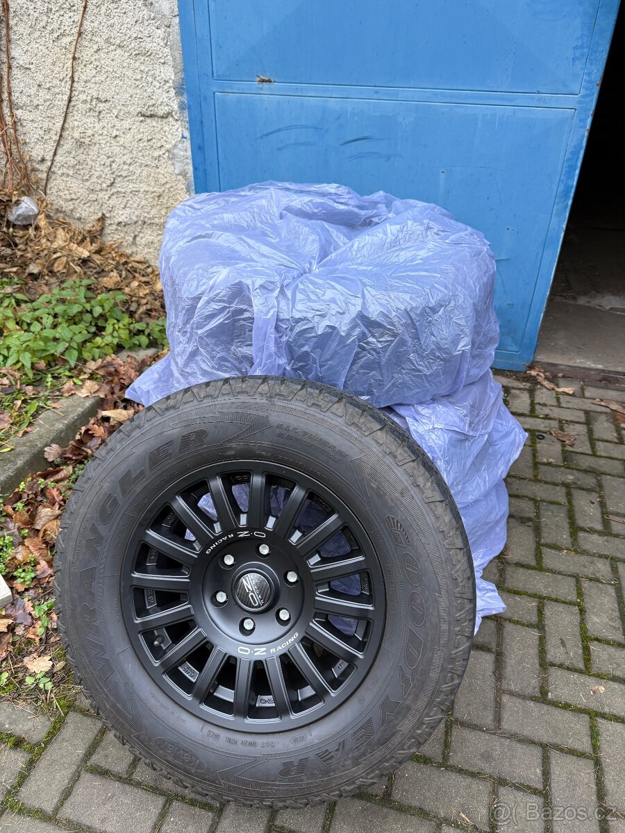 OZ Racing + Goodyear 265/65 R17 - 2