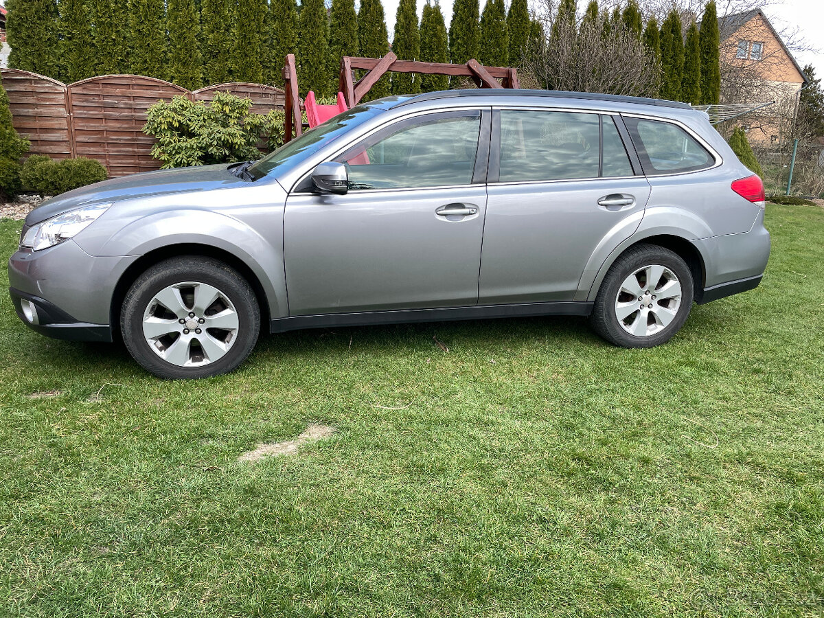 Subaru Outback 2.5I 4x4 automat benzín - 2