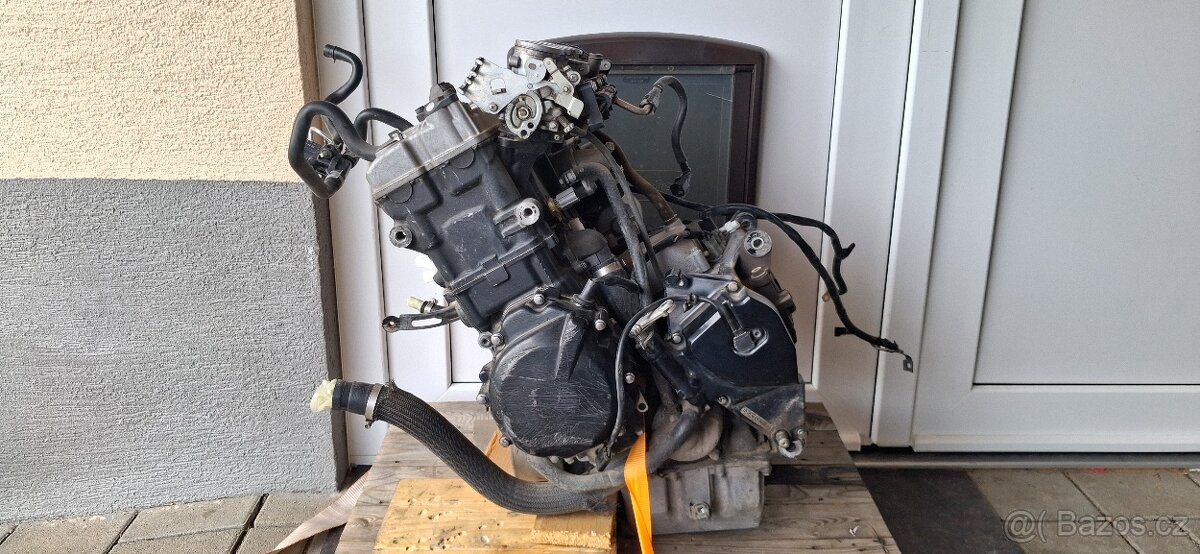 SUZUKI GSR 600 - 2