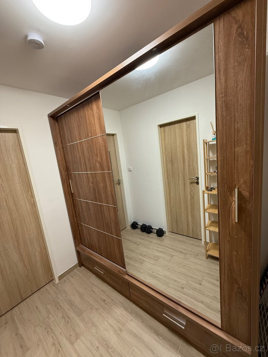 Luxusní šatní skříň , téměř jako nová - 2