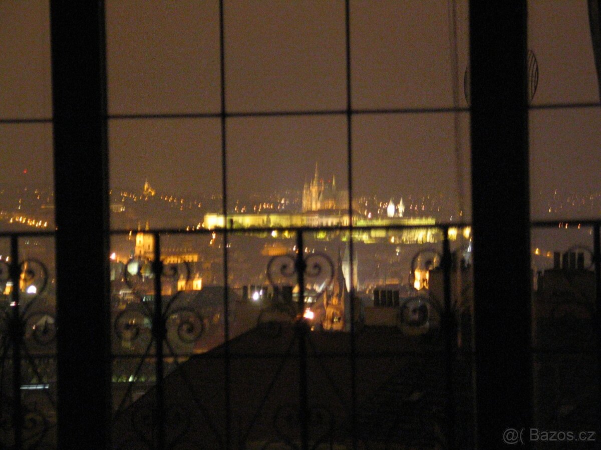 Byt u Riegrových sadů - výhled na Hradčany a okolní střechy - 2