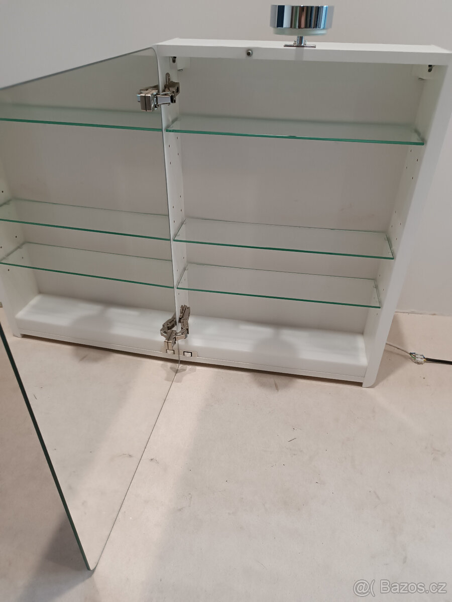 Zrcadlová skřínka se světlem - 2