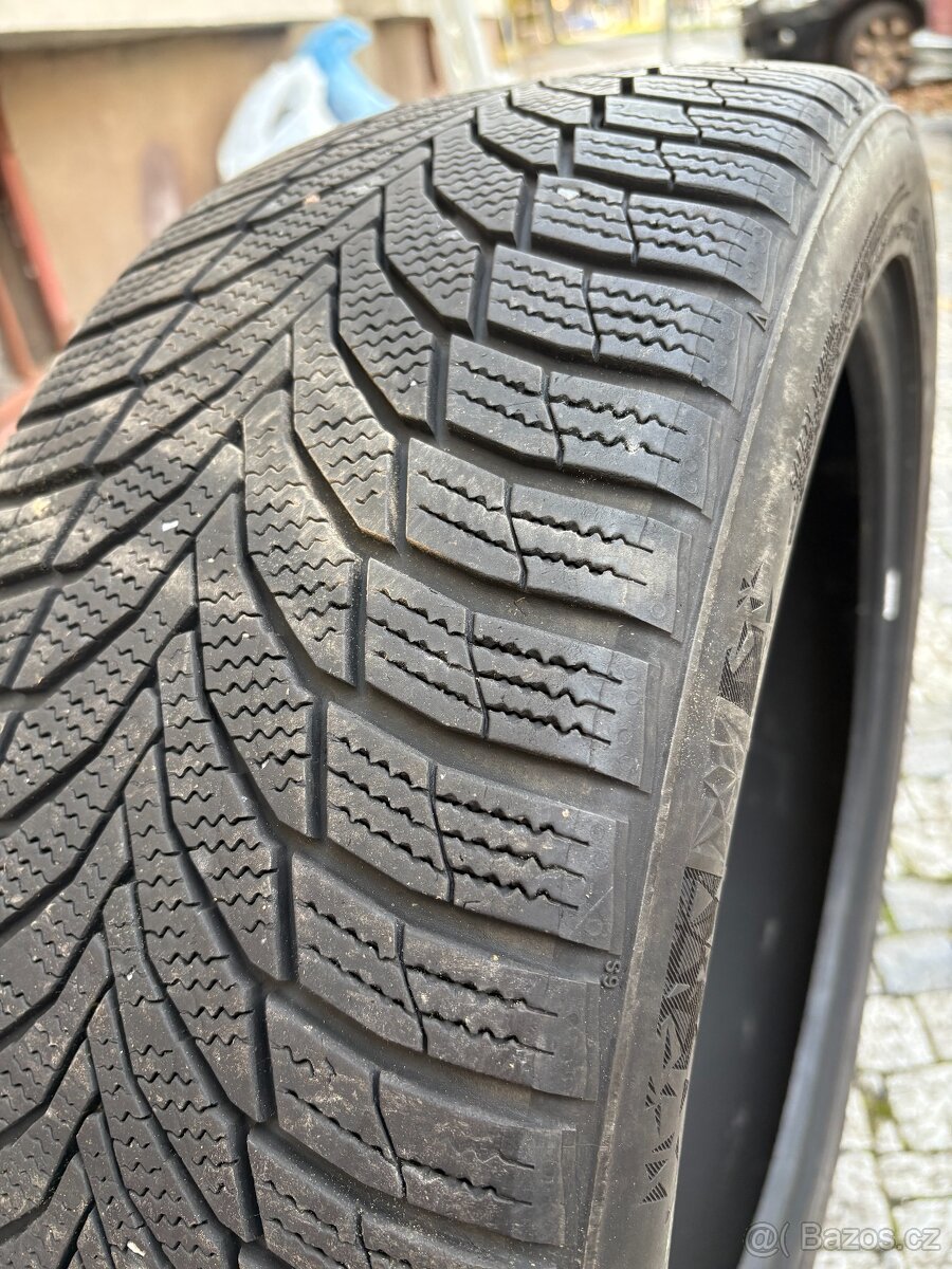 Zimní pneu 215/45 R18 - 2