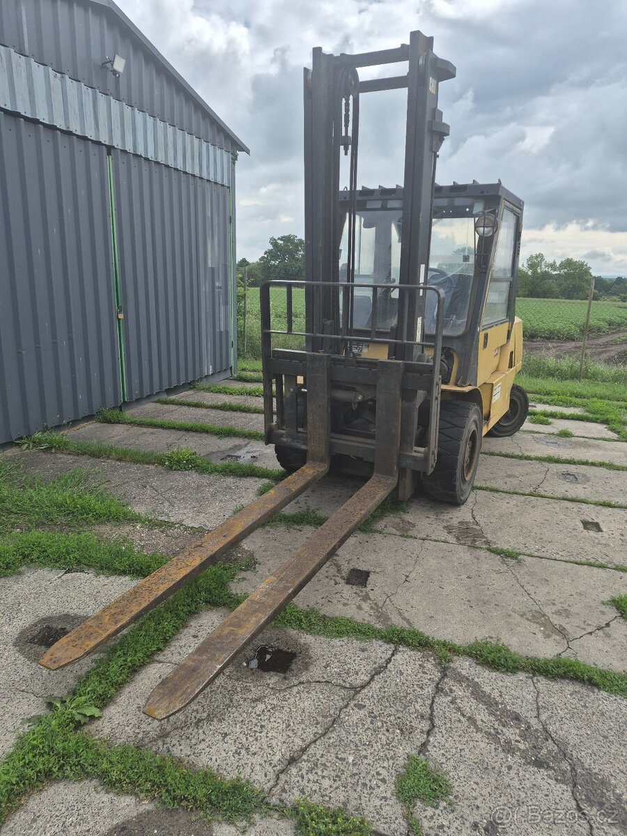 VYSOKOZDVIŽNÝ VOZÍK CATERPILLAR DP 50 - 2