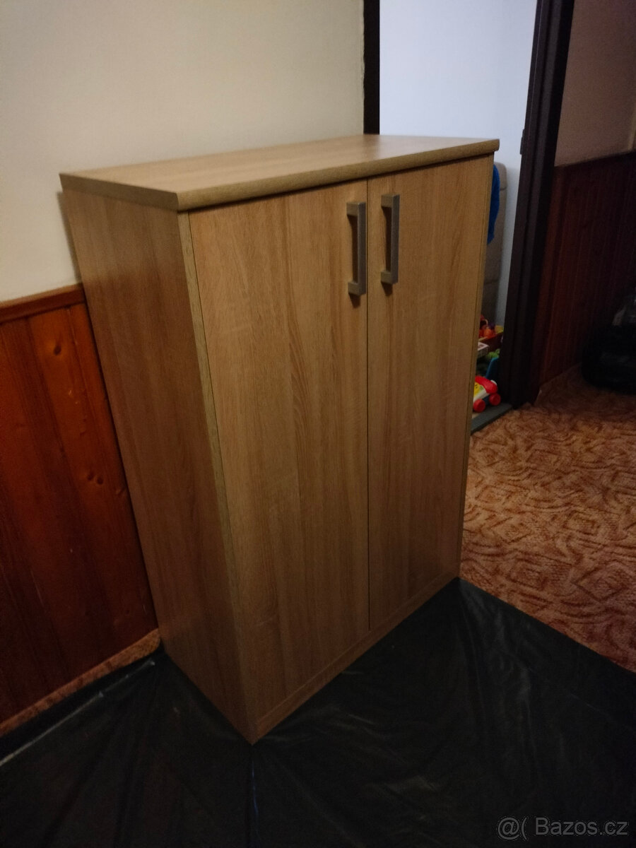 Skříňka světlé barvy - 2