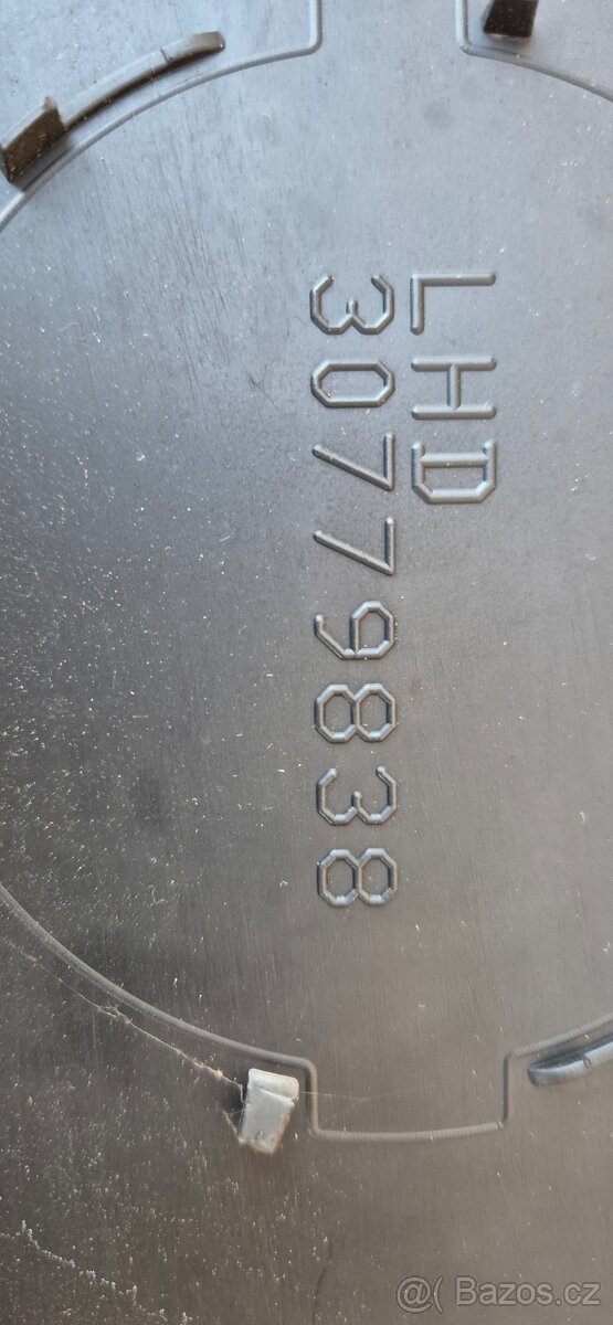 Plastový kryt pod čelní sklo XC70 - 2