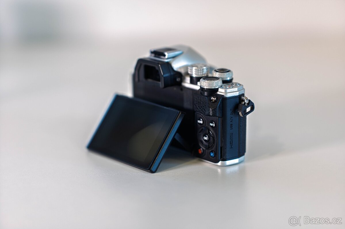 Olympus OM-D E-M10 Mark II + 3 objektivy - 2