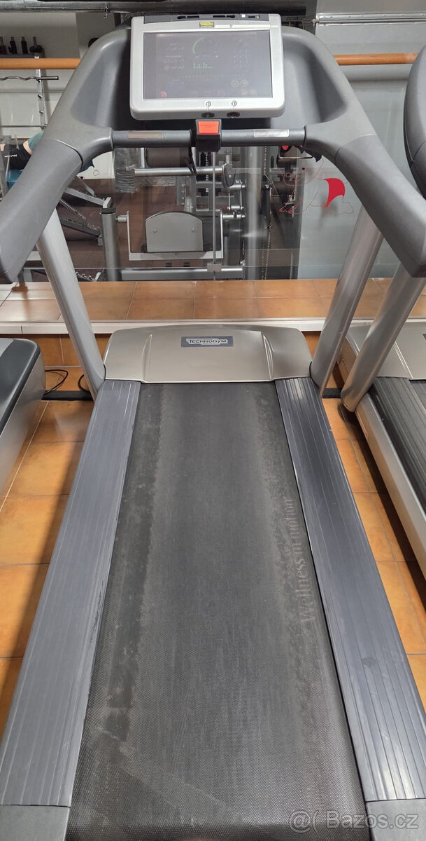 Prodám tři běhací pásy Technogym - 2