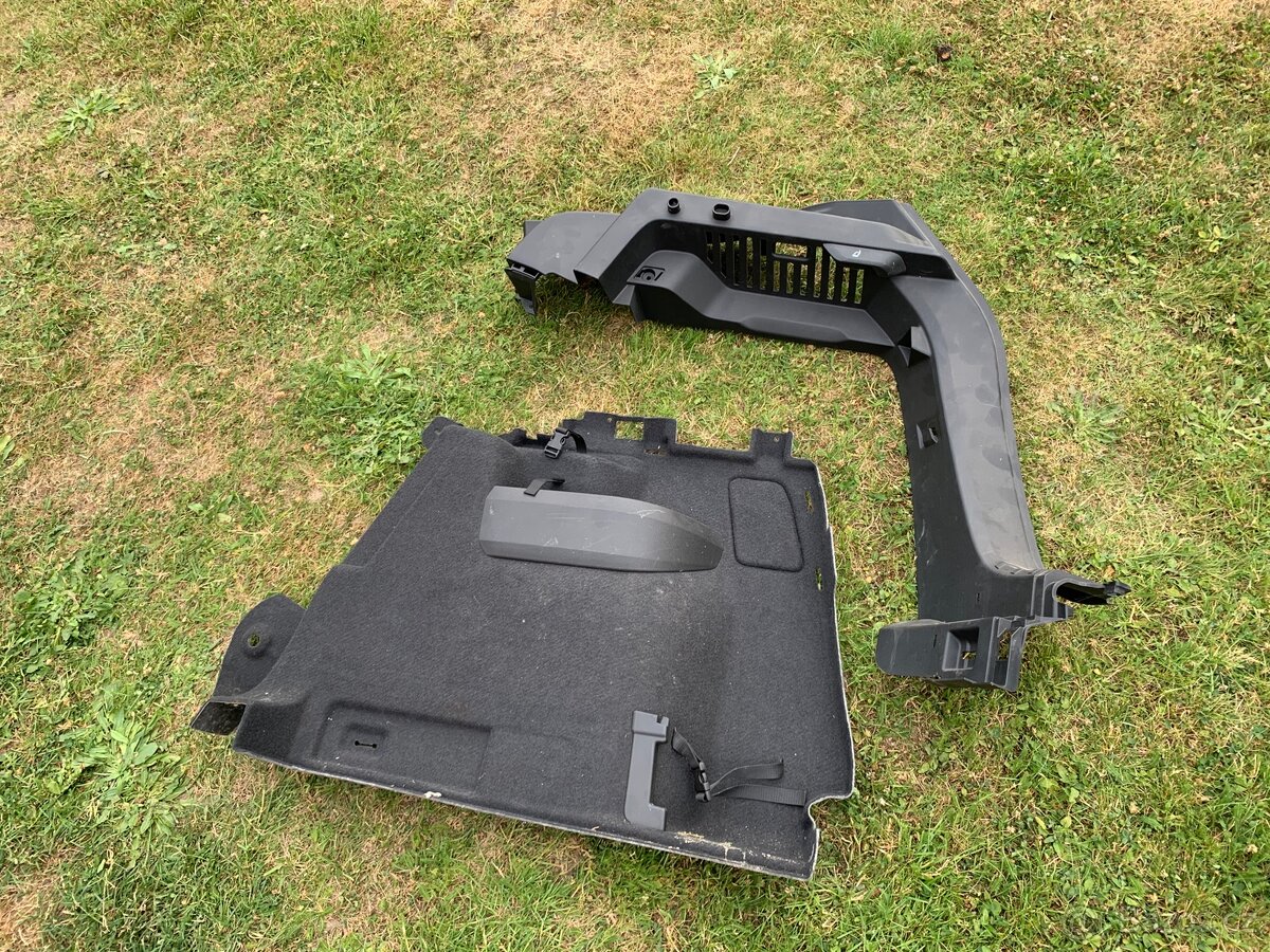 ŠKODA KAROQ PRÁVA BOČNICE KUFRU - 2