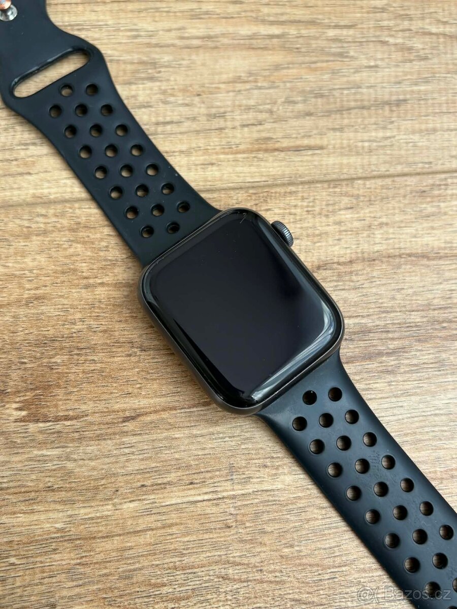 Apple Watch SE 44 mm - 2
