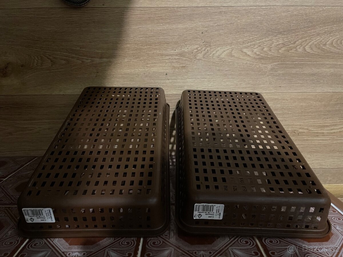 Příborníky hnědý a bílý - 2