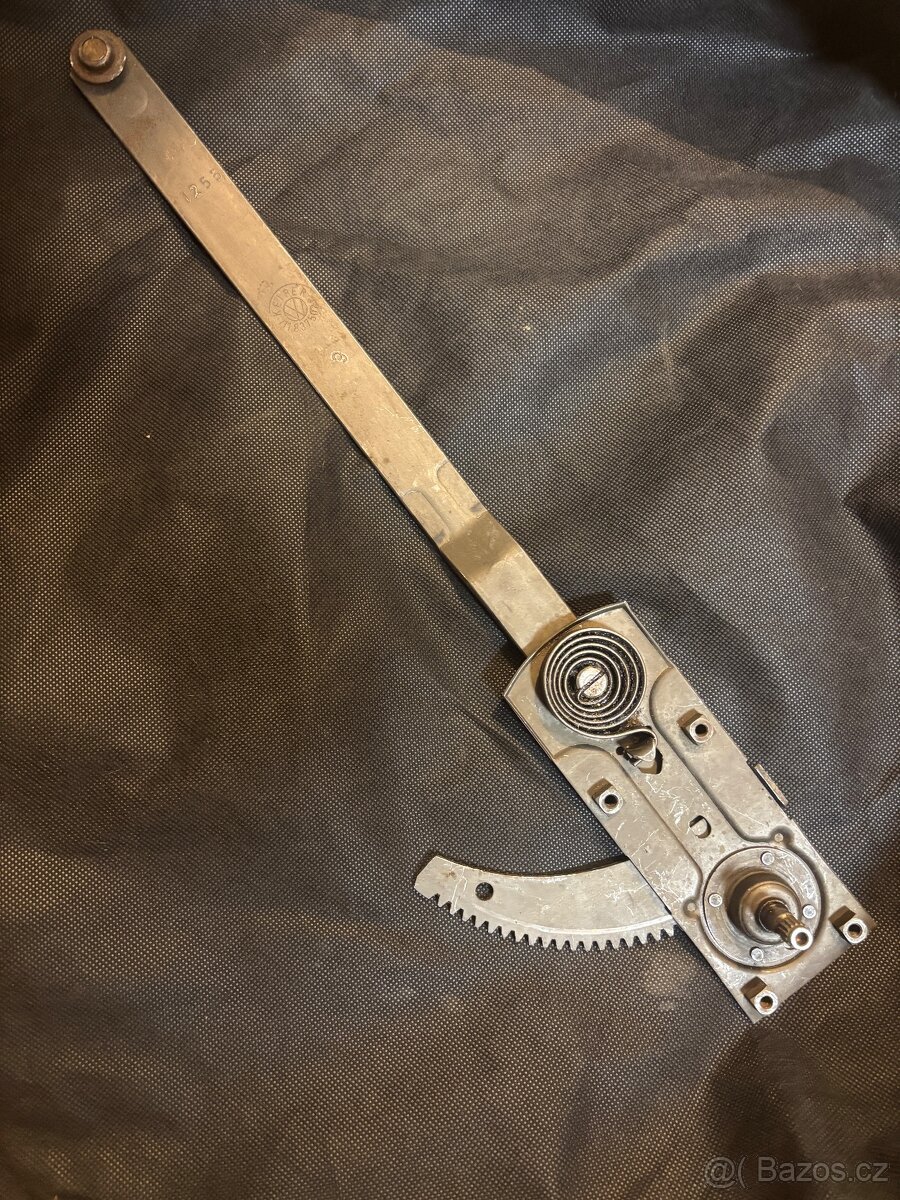 VW brouk oval, malookno. Stahovačka okna - 2