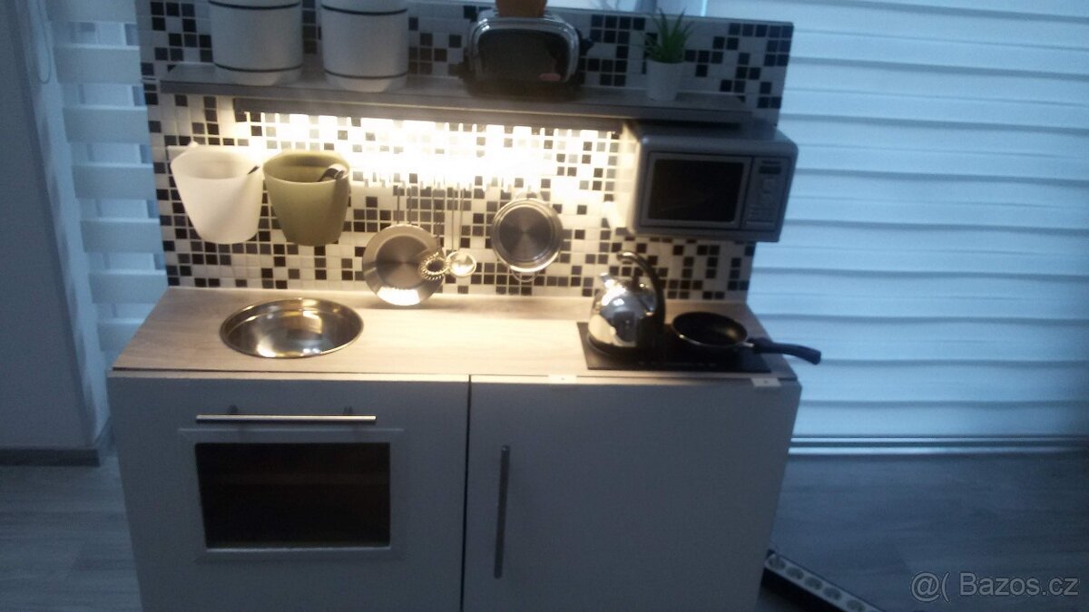 Dřevěná kuchyňka s velkým množstvím příslušenství - 2