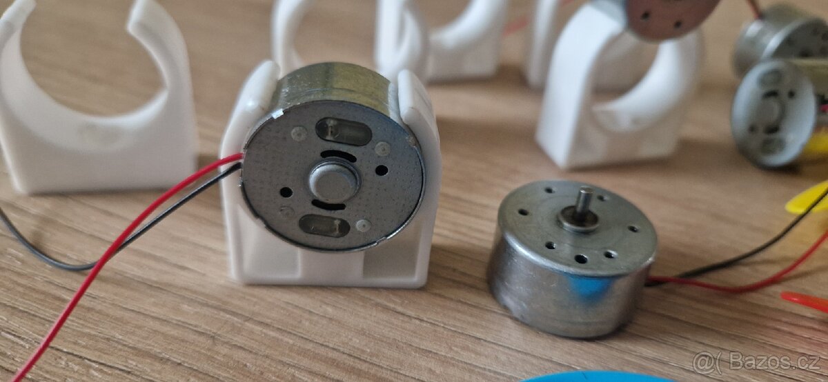 DC Motorky 3v+ úchyty, vrtulky - 2
