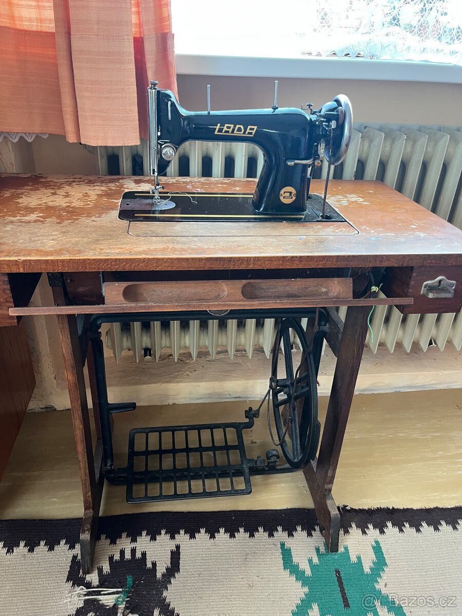 Prodám zachovalý šicí stroj LADA - 2