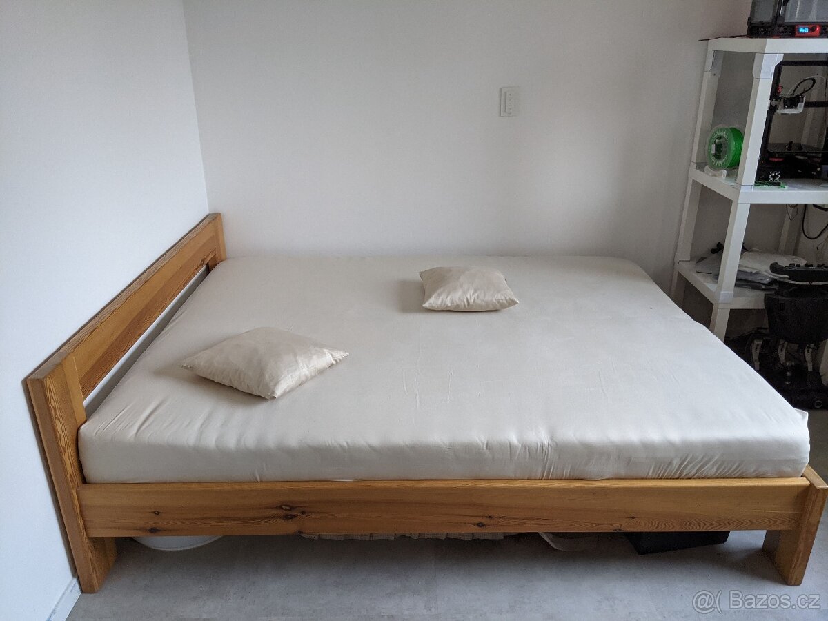 Manželská postel z masivu - 2