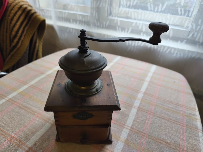 Prodám starožitný mlýnek na kávu - 2