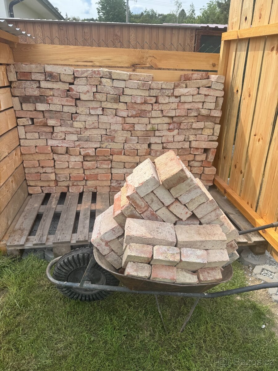 Cihly a stavební rozvaděč - 2