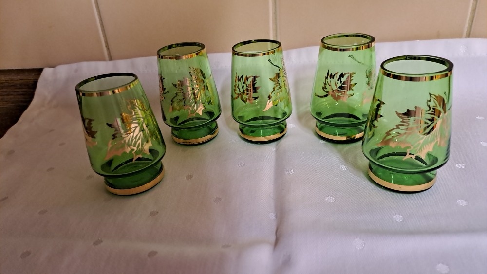 RETRO ŠTAMPRLATA ZELENÁ ZLACENÁ ČIRÁ PANÁKY - 2