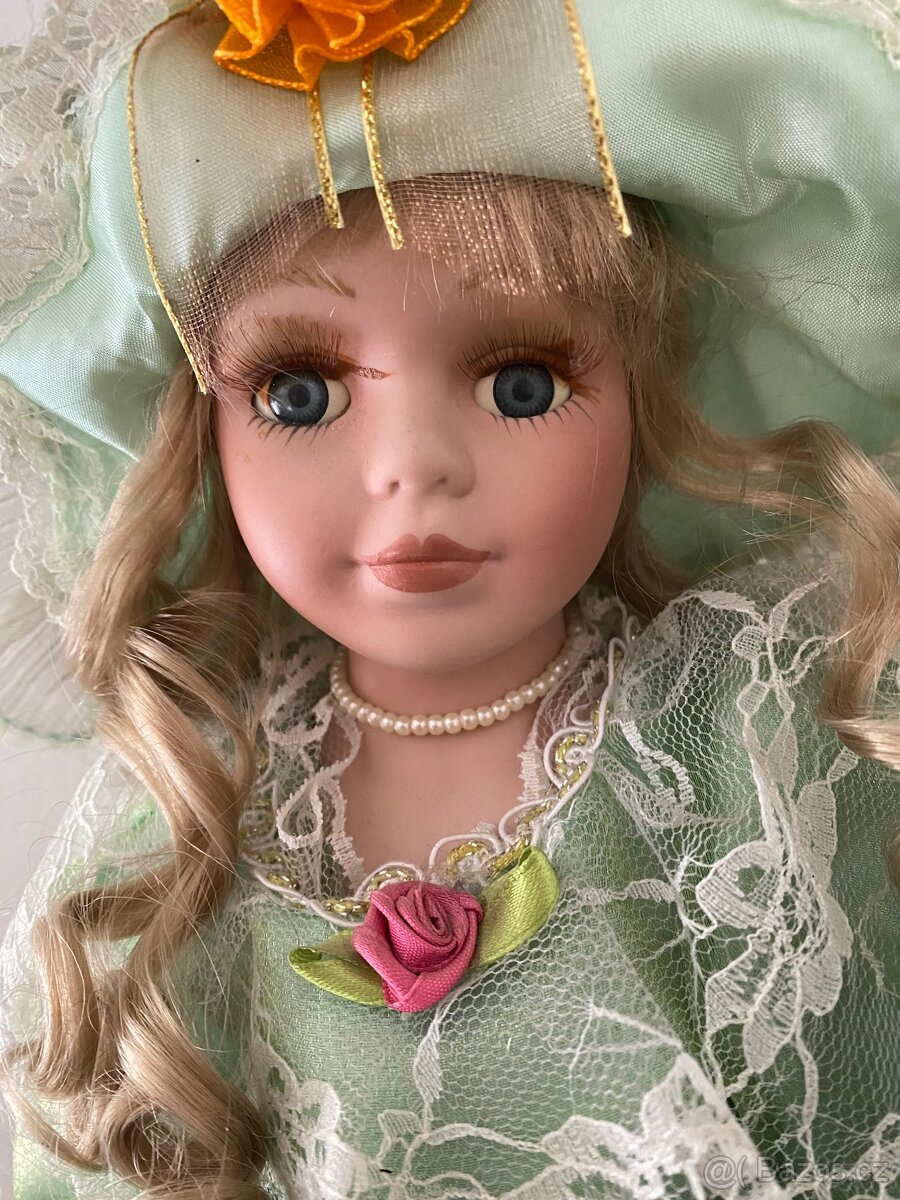 Panenka na podstavci - 2