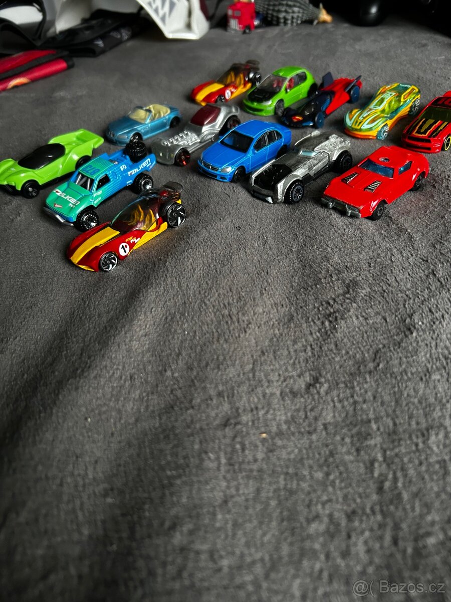 12× sběratelská autíčka - 2