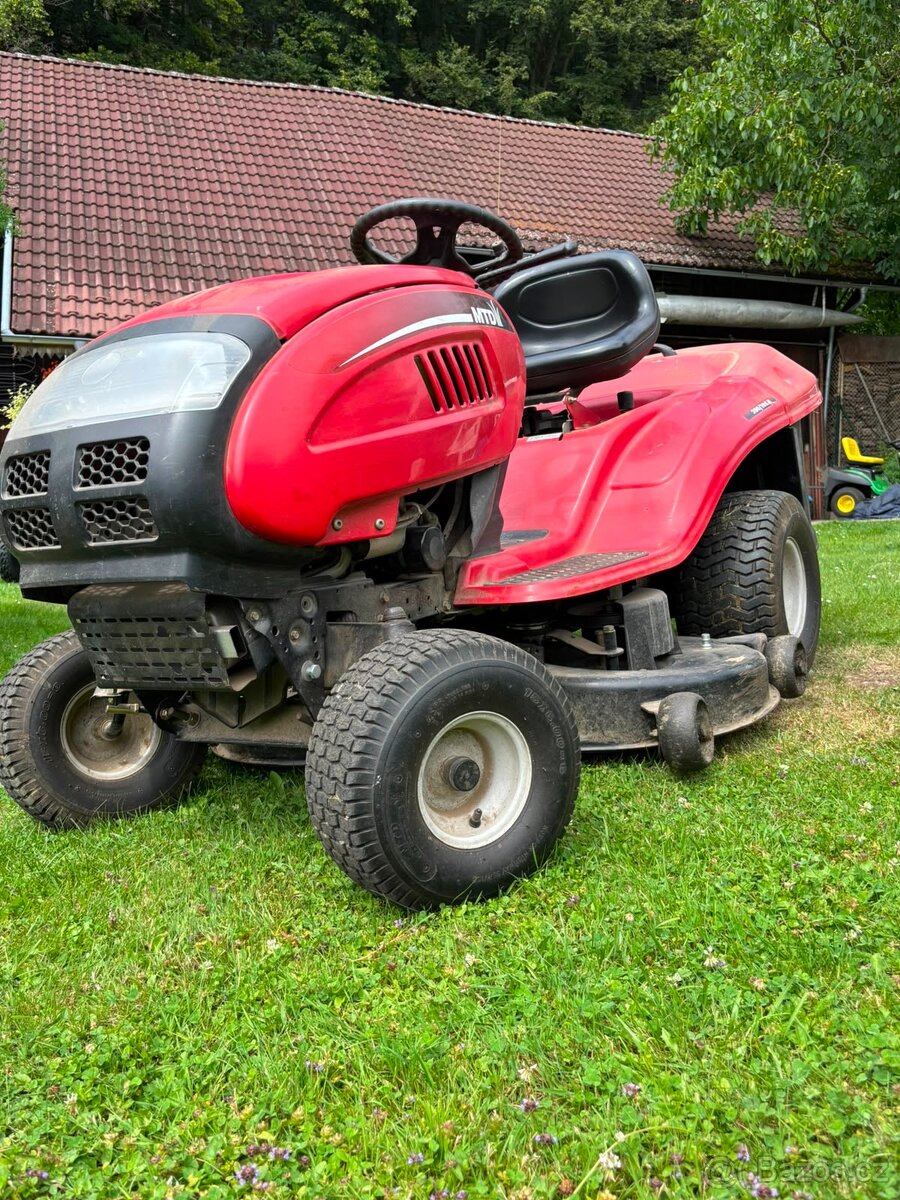 Zahradní traktor MTD - 2