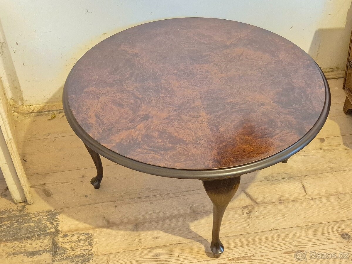 Stylový kulatý konferenční stolek ve stylu Chippendale - oře - 2