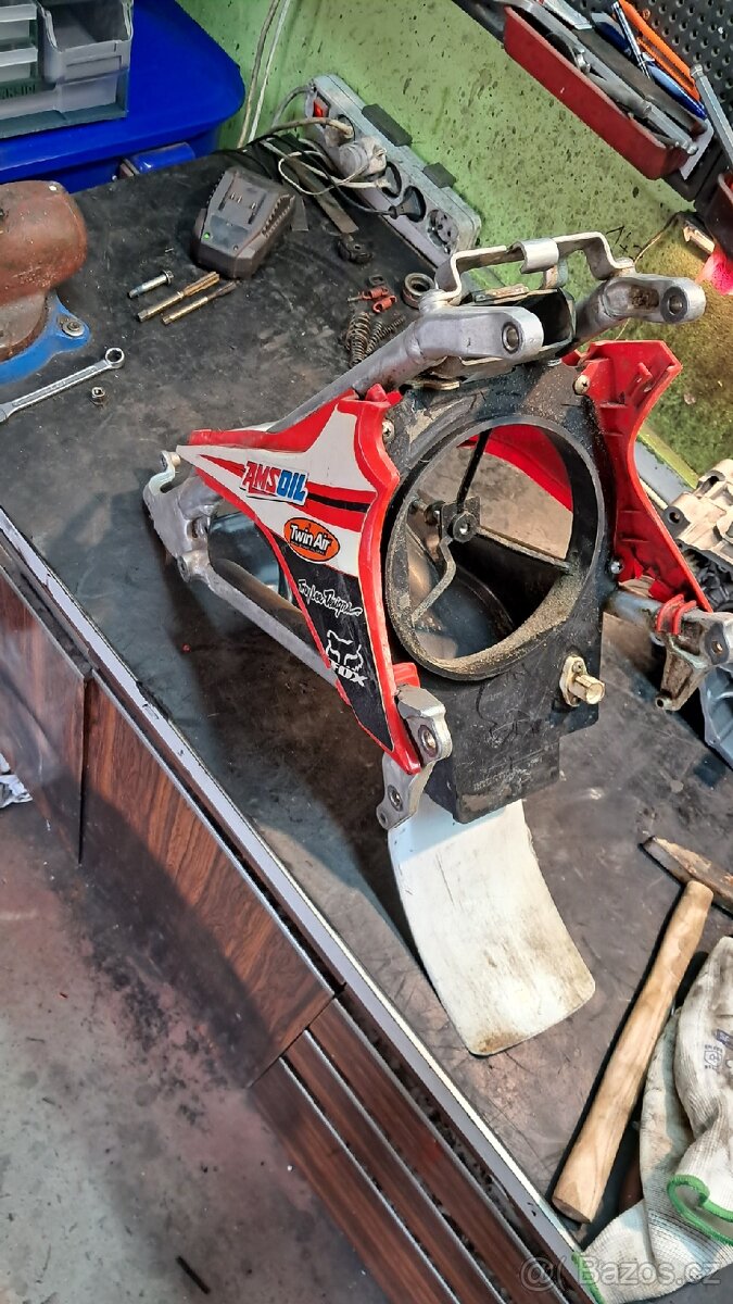 Honda cfr 450 2009 zadní stavba podsedlák - 2