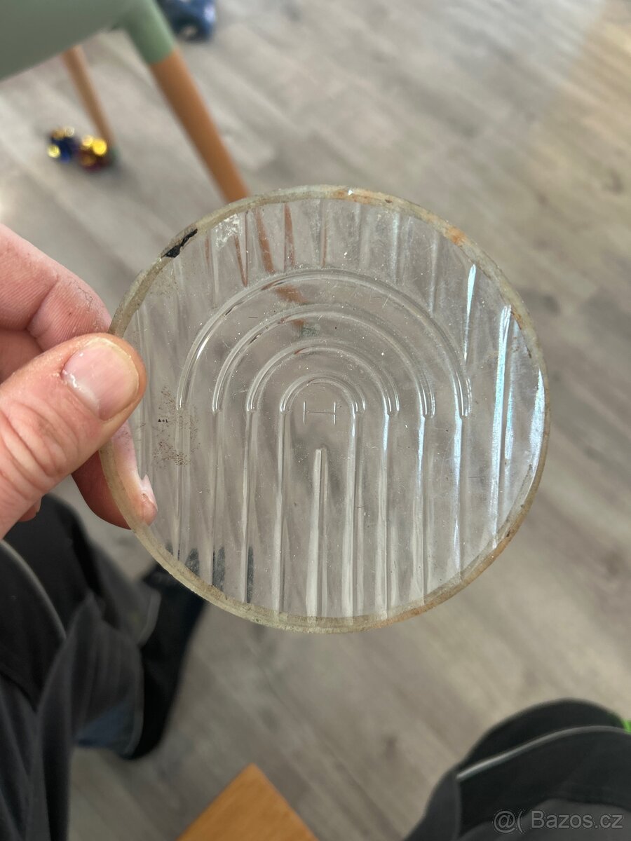 Sklo se značkou H - 2