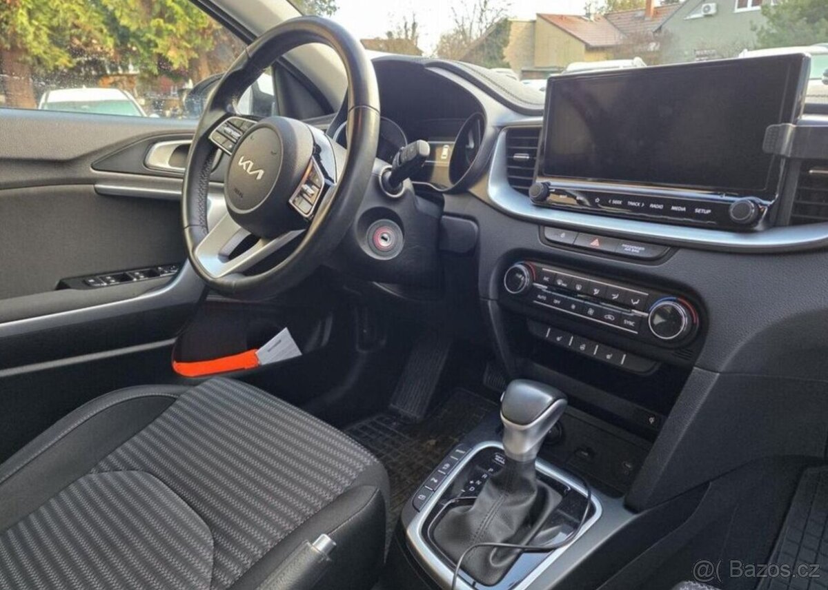 Kia Cee´d 1.5-NAVI-KAMERA-AUTOMAT - 2