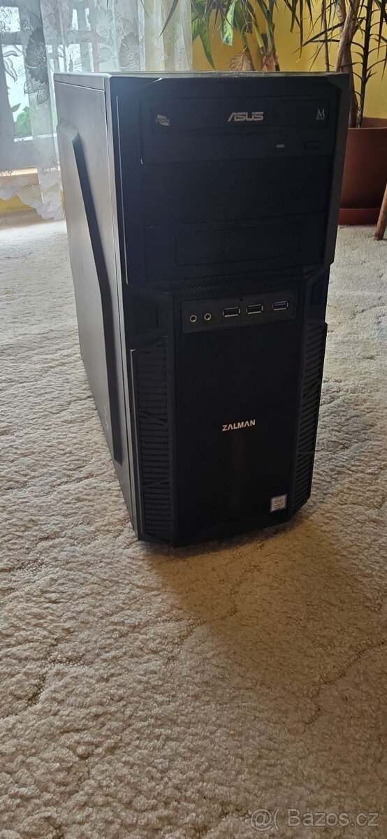 PC sestava s monitorem
- 2