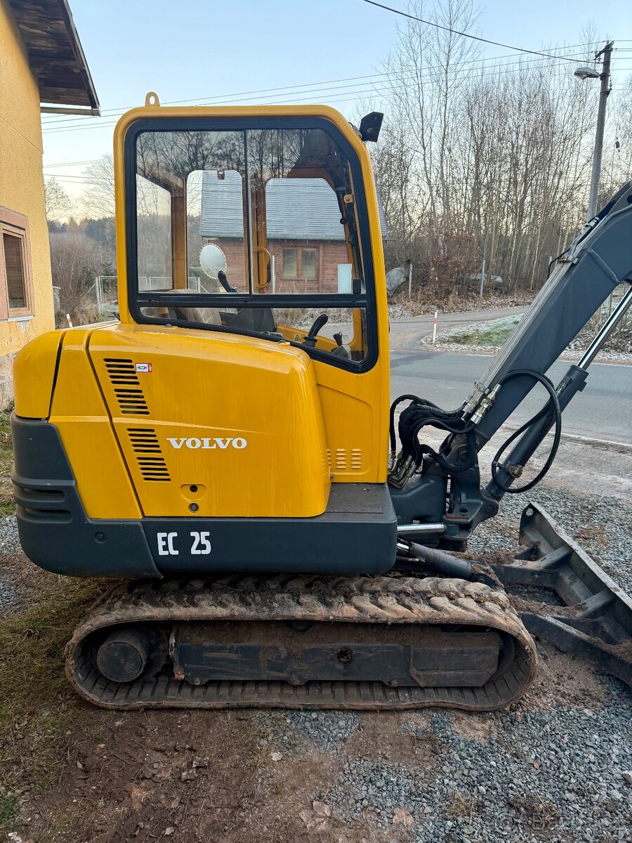 Minibagr Volvo EC25 - 2