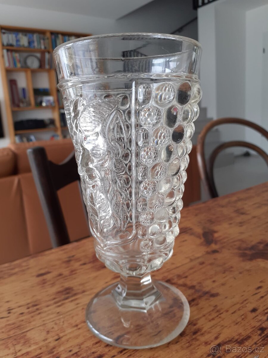 Pohár starožitný s reliéfem satyra - 2