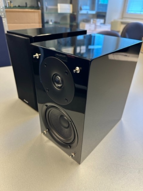 Regálové reproduktory ve vysokém klavírním lesku Pioneer - 2