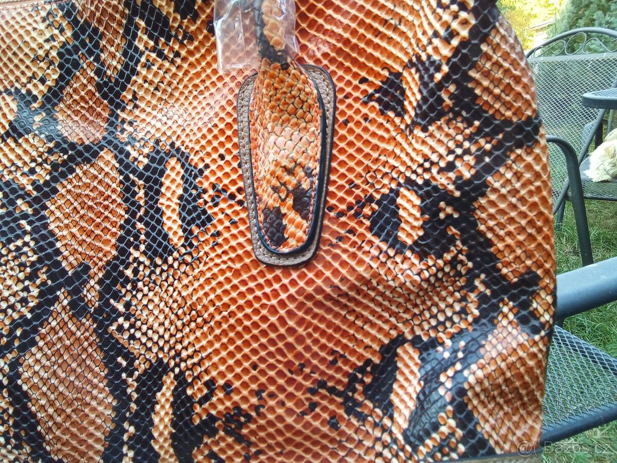 HNĚDÁ KOŽENÁ KABELKA S MOTIVEM HADA - 2