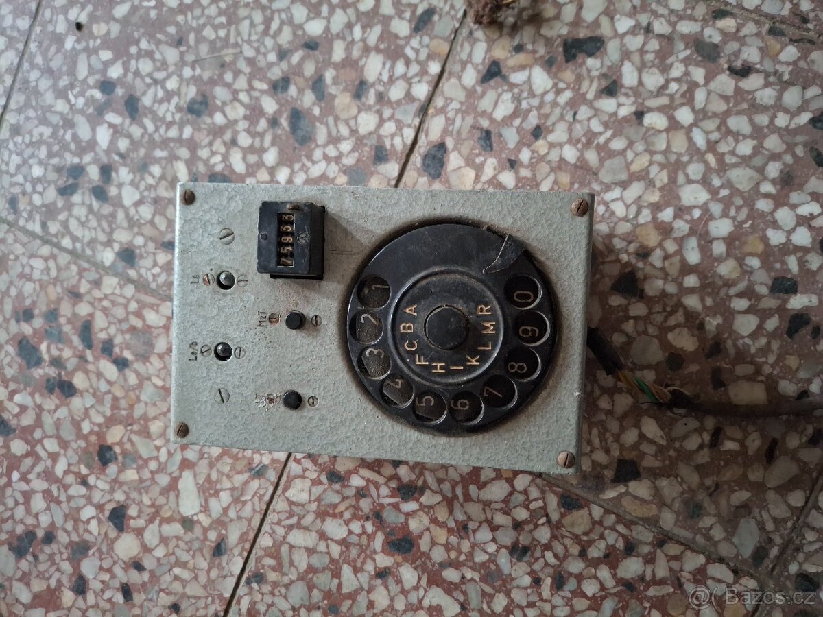 Starý historický nástěnný telefon - 2