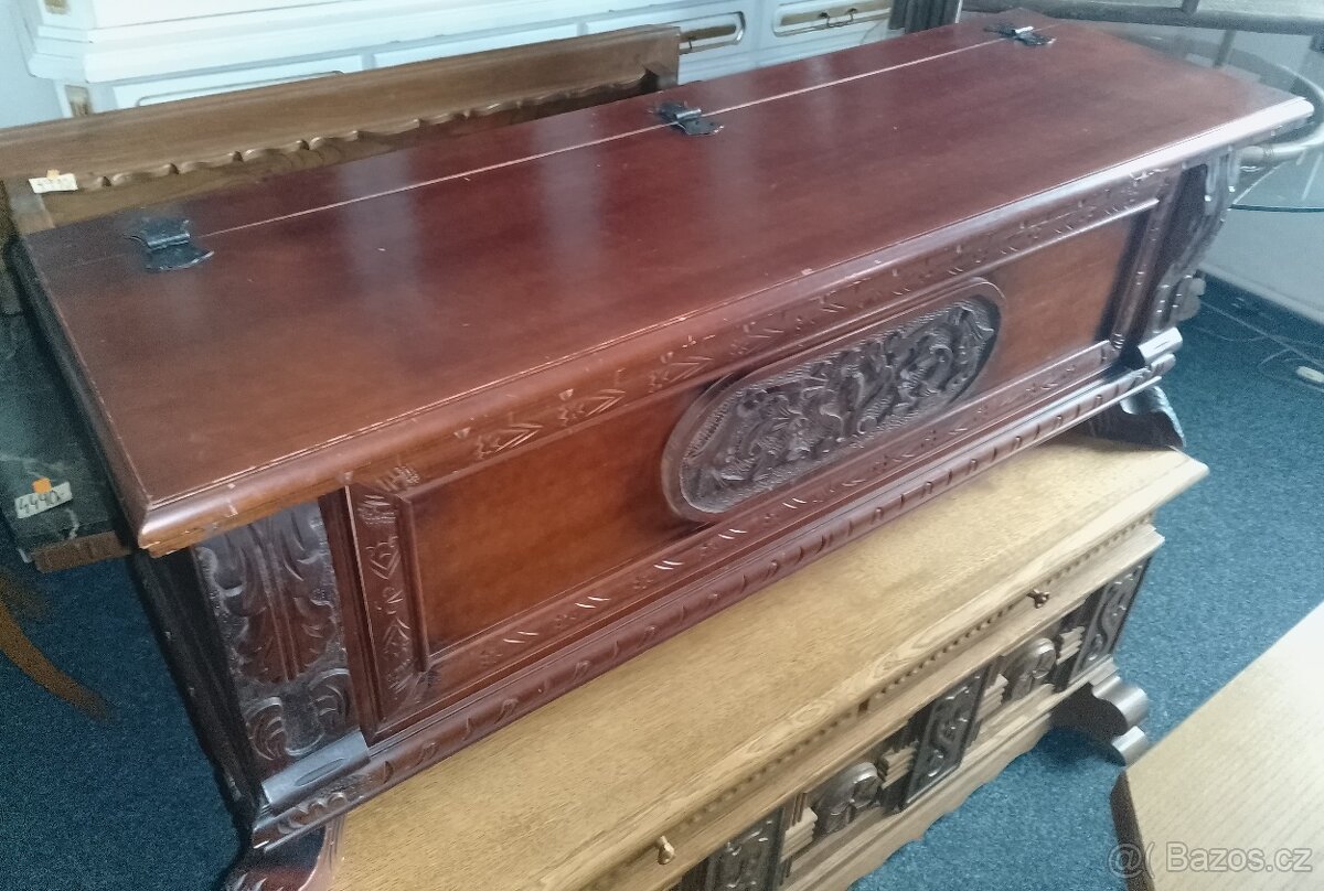 Dřevěná vyřezávaná truhla - 2