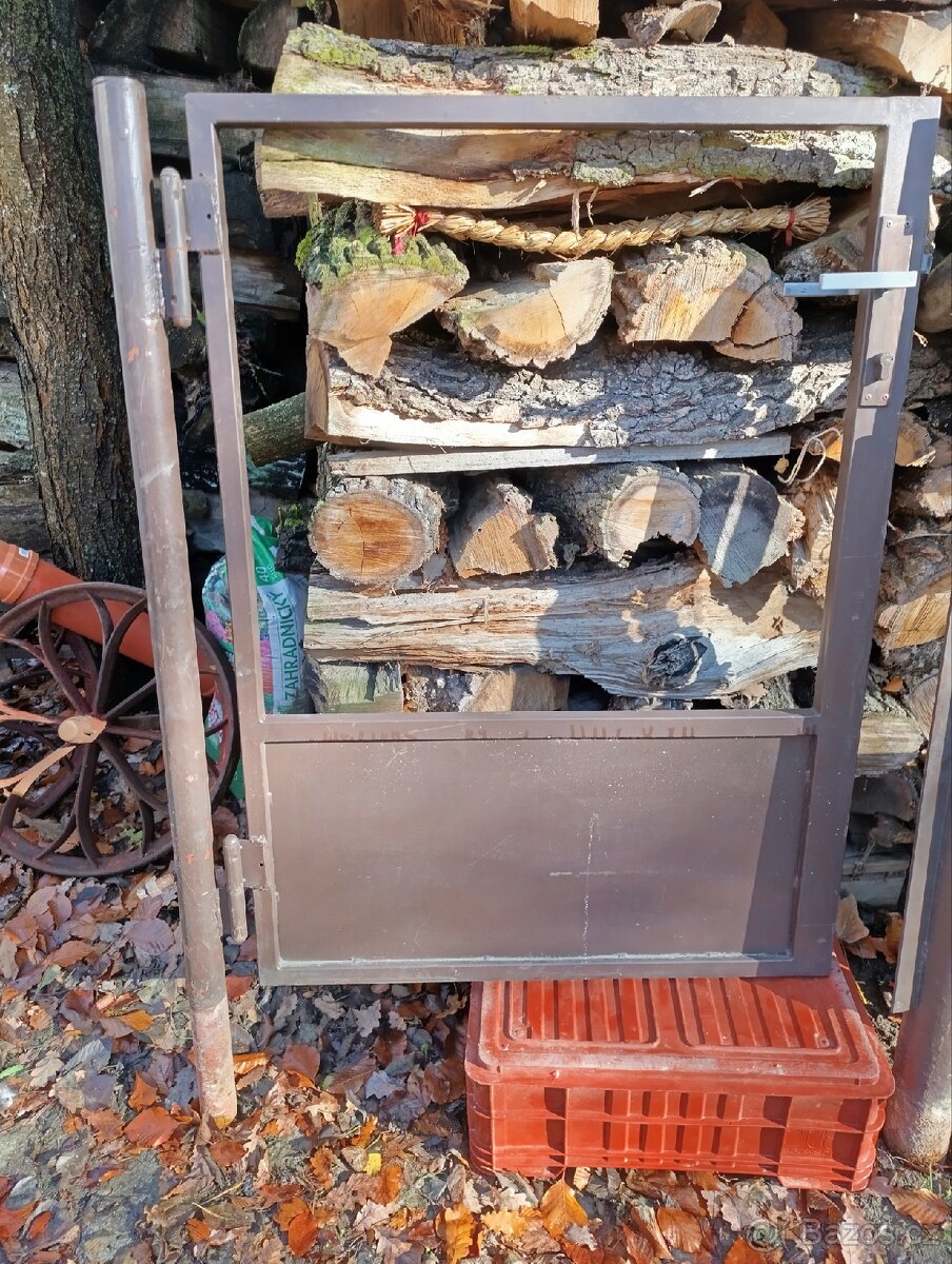 Kovová, dvoukřídlá brána s brankou - 2