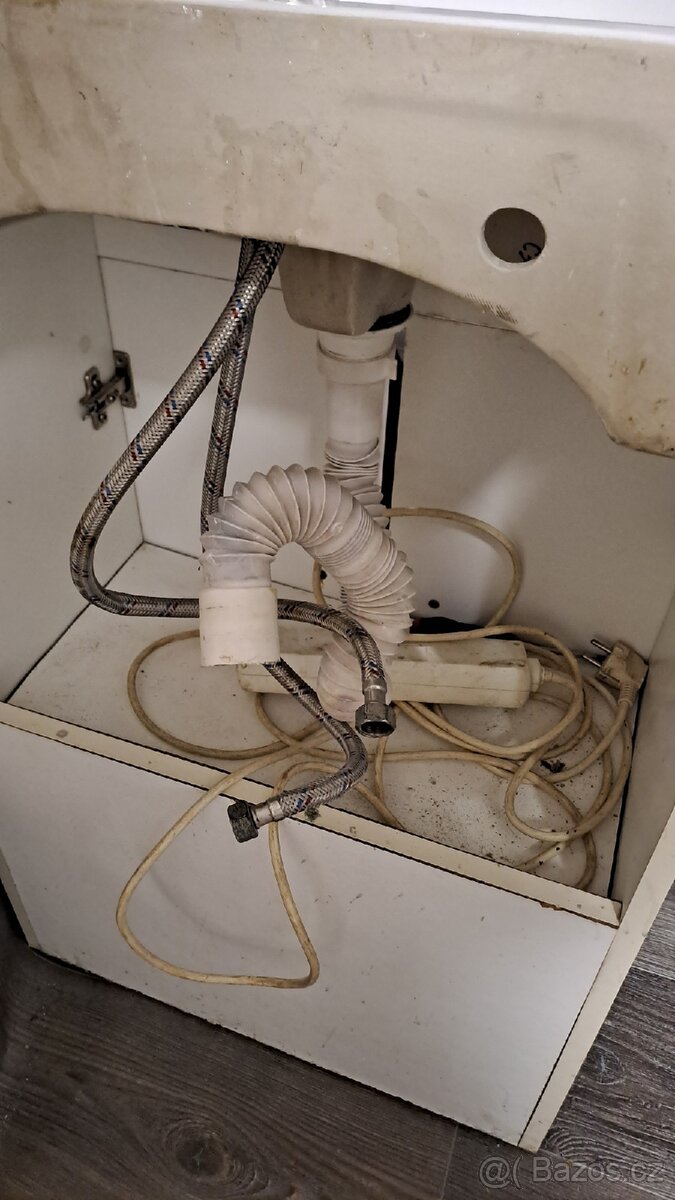 Koupelnová skříňka s umyvadlem a baterií - 2