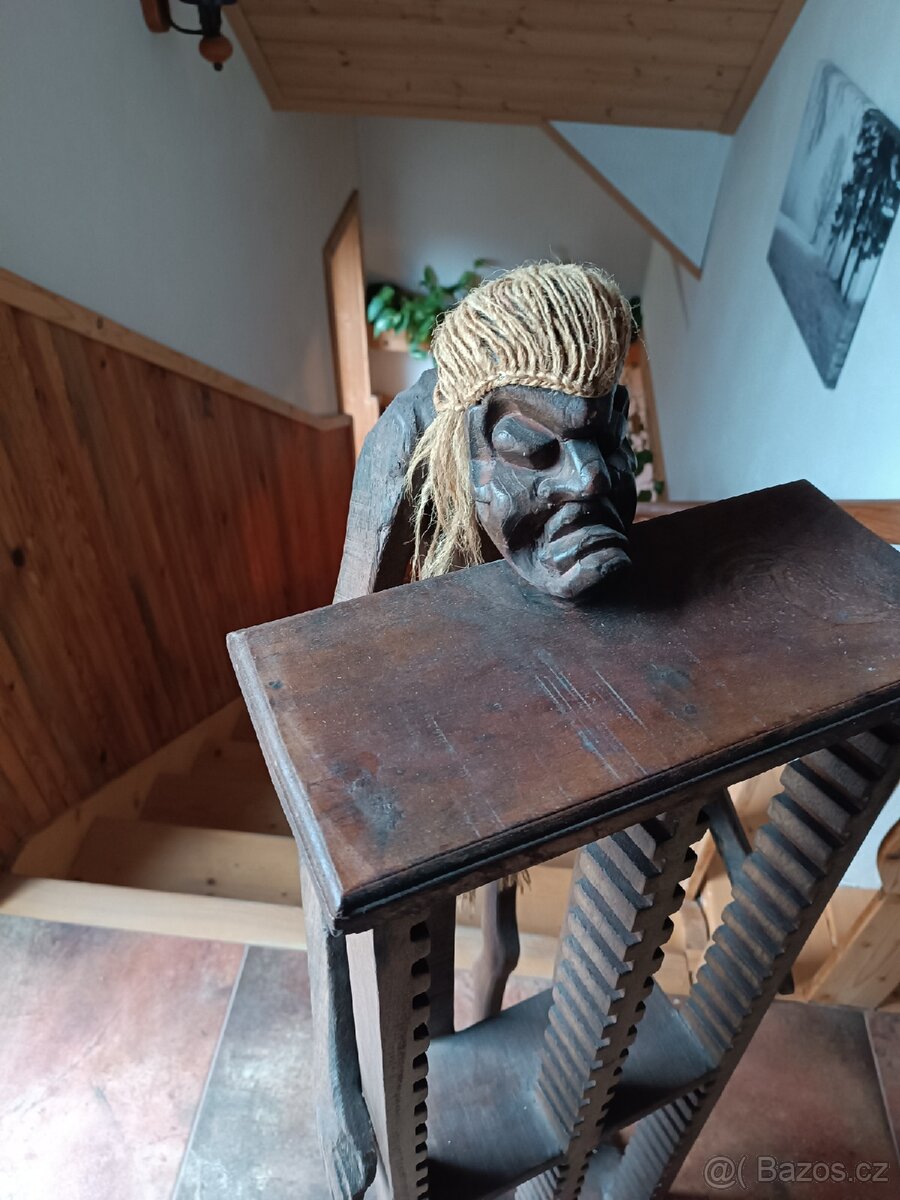 Velká dřevěná socha, policka - 2