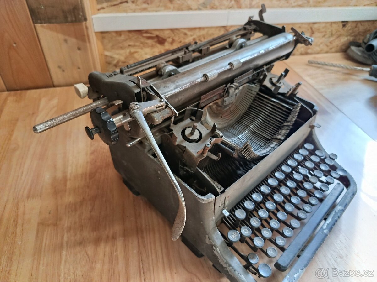Starý psací stroj - 2