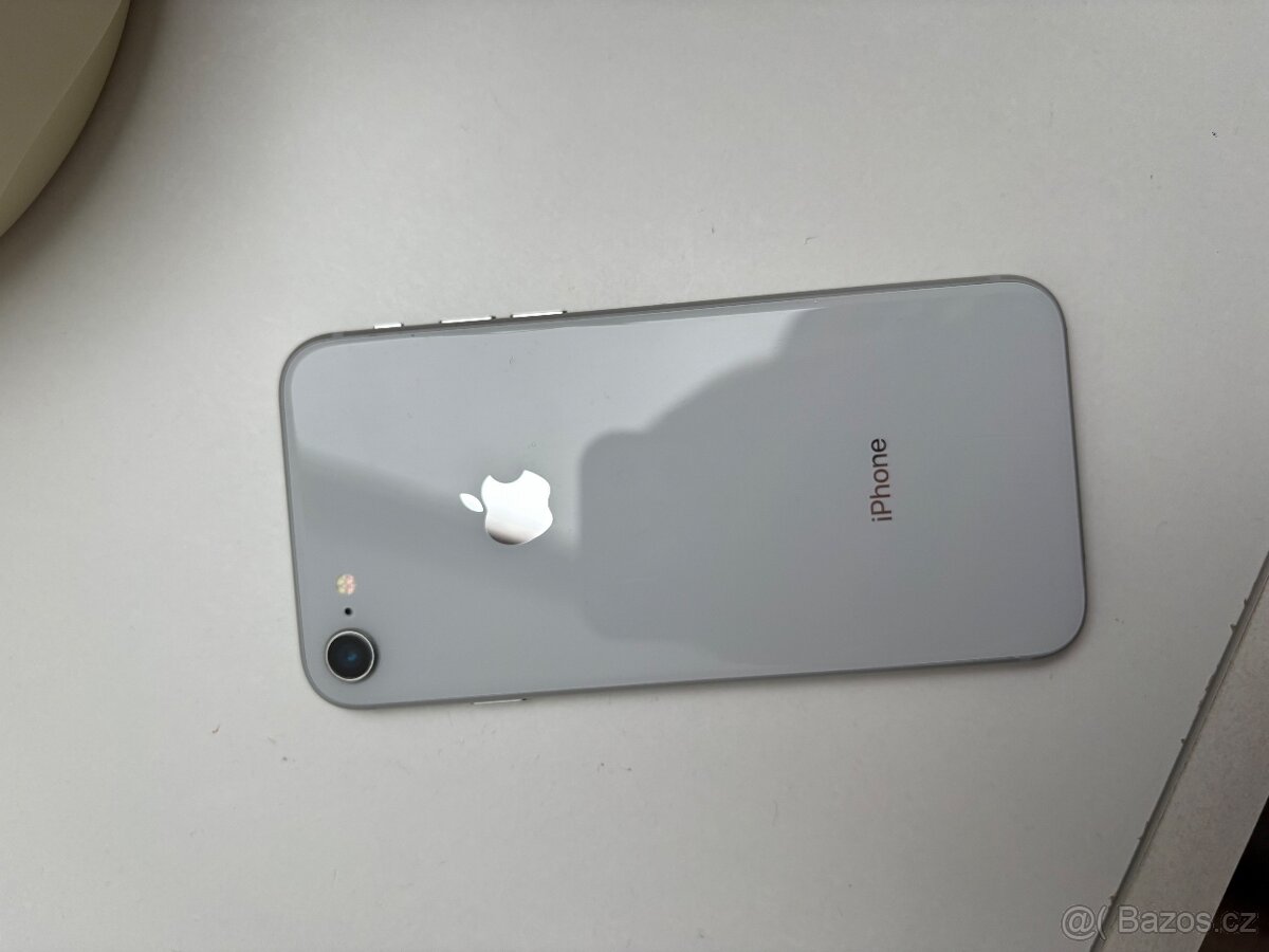 Apple Iphone 8, bílý 128GB - 2