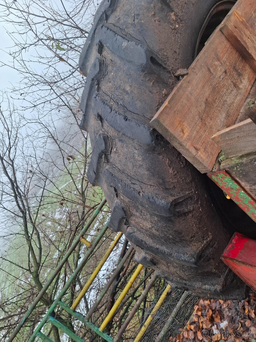 Bělorus, belarus, traktorbagr kola - 2