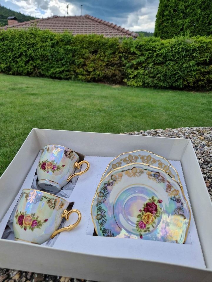 Krásná sada perleťových porcelánových hrníčků s podšálky - 2