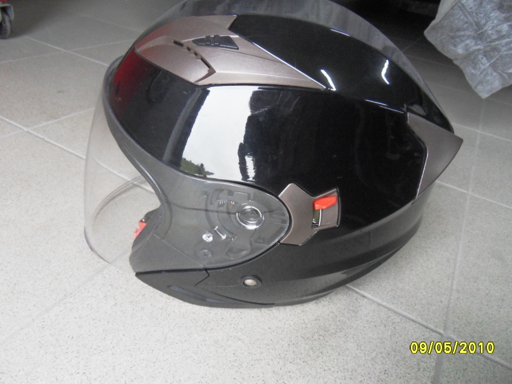 Moto helmu se slunecnim stitem - 2