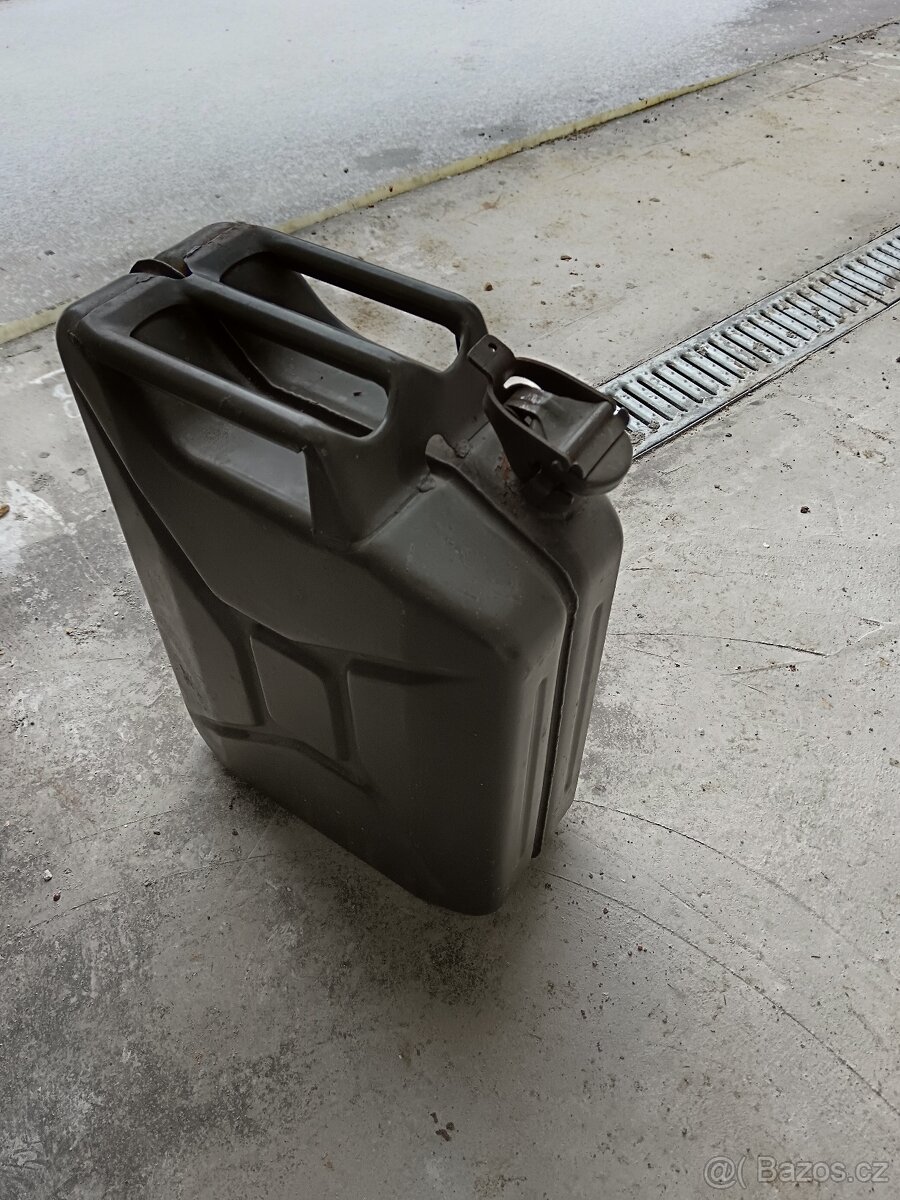 Plechový kanystr 20l s nálevkou - 2